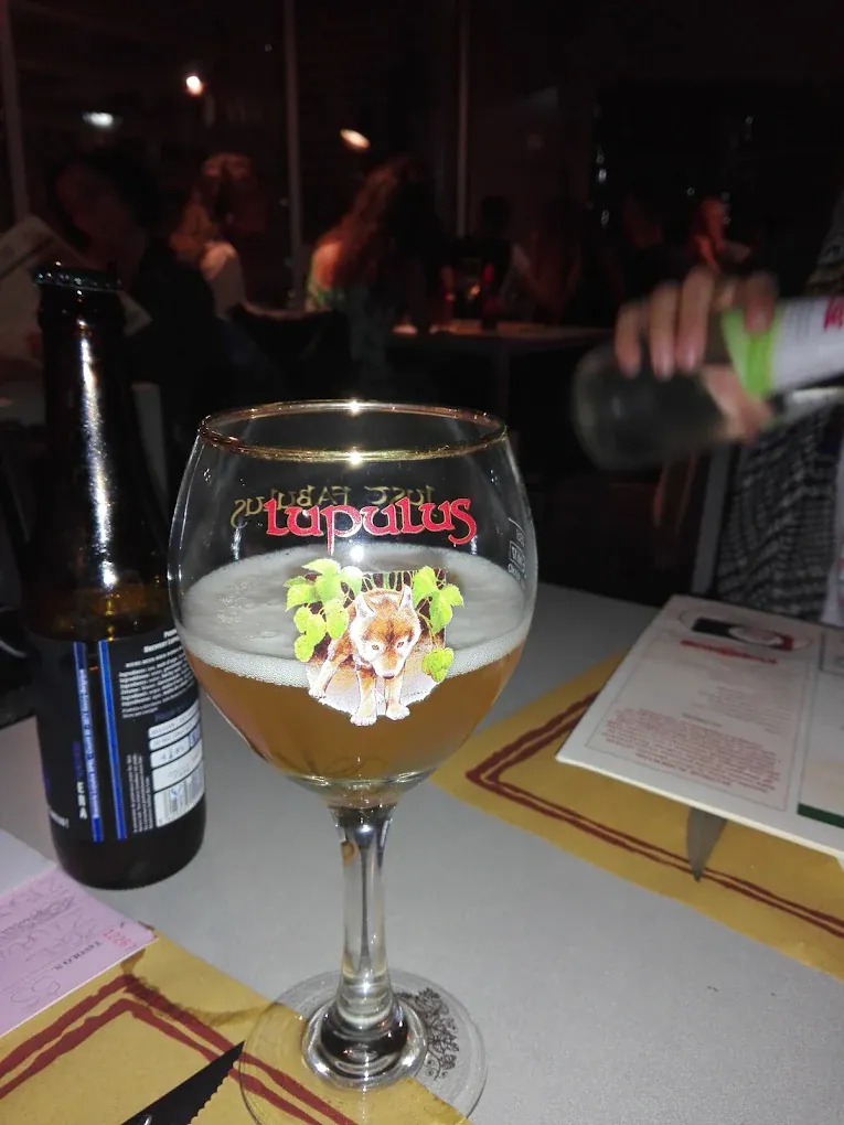 Calice di birra belga Lupulus nella sala serale dell'Aviazione