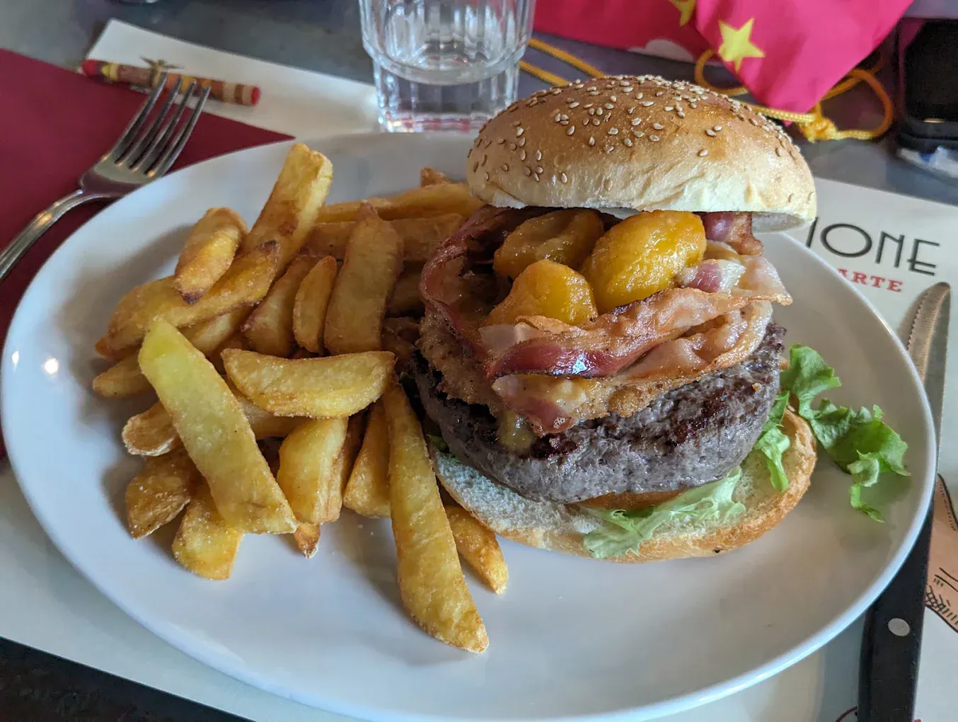 Hamburger di Chianina con bacon croccante e pesche caramellate, patatine steakhouse