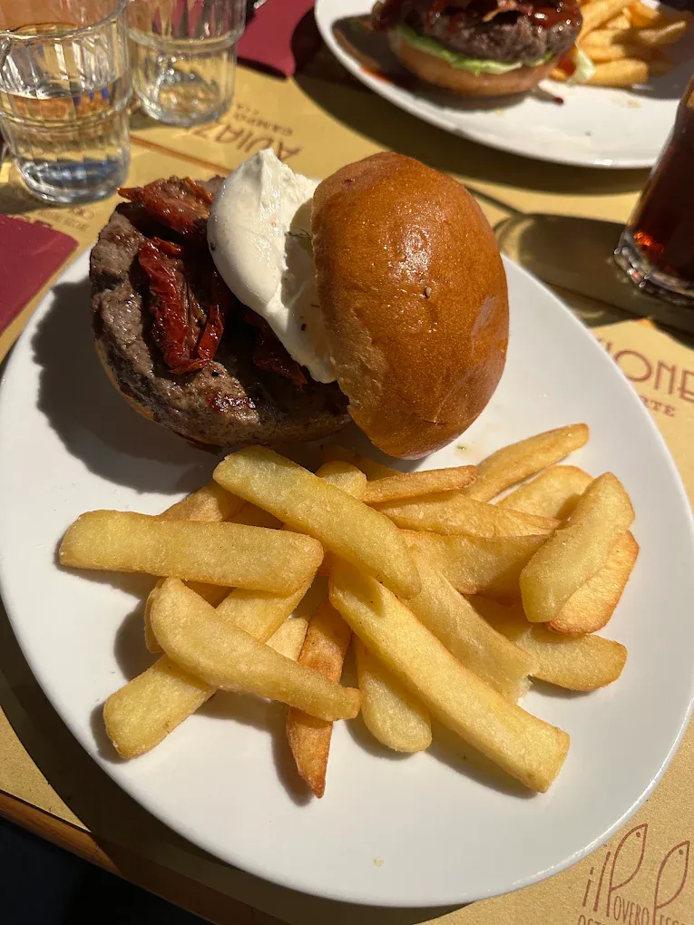 Hamburger di Chianina con burrata intera e pomodori secchi, patatine fritte