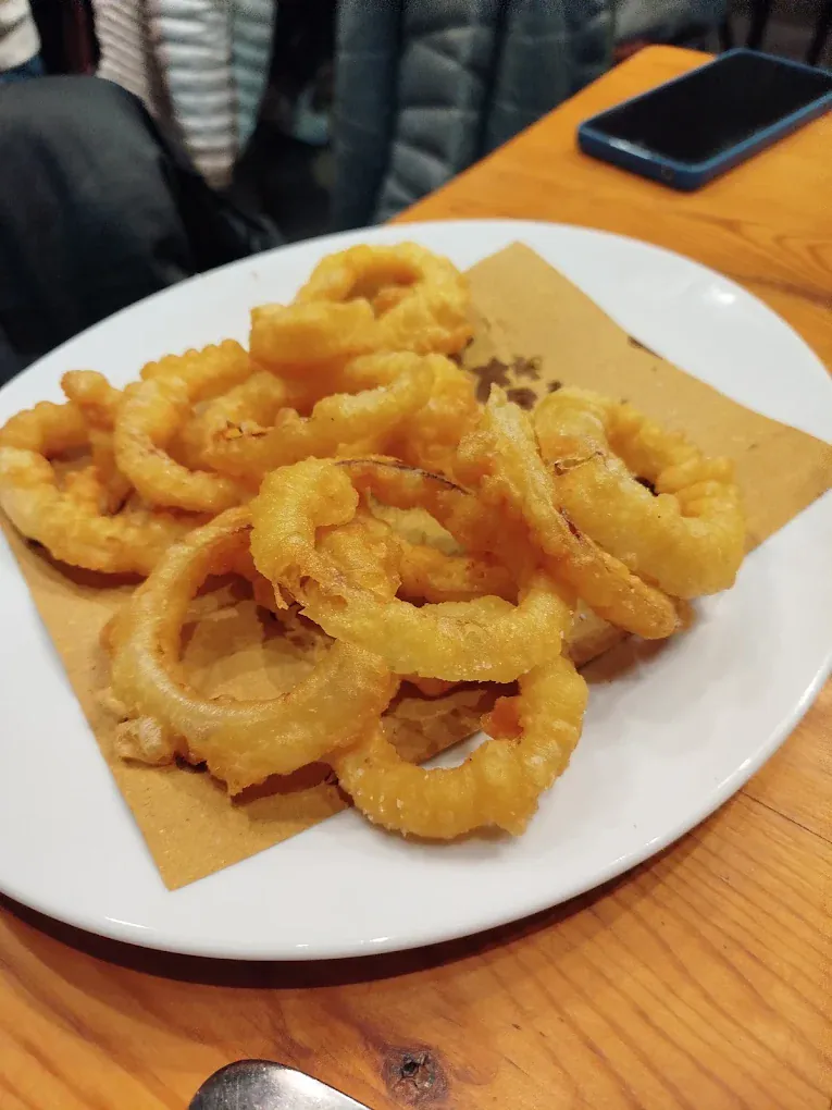 Onion rings dorati su carta paglia