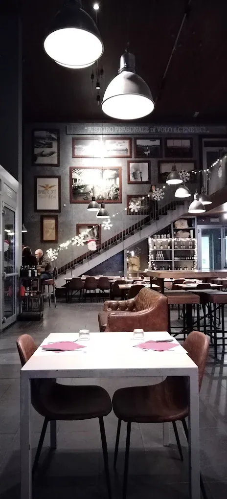 Le poltrone chesterfield in cuoio sotto la scala dell'hangar