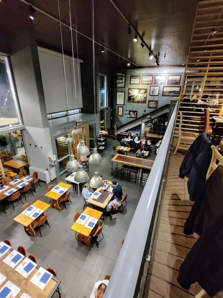 La sala vista dall'alto del soppalco con le lampade da hangar